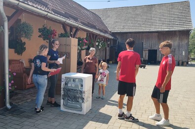 Házhoz szállítják az adományt. Fotók: Demeter Virág Katalin