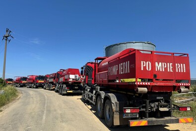 Több megyéből, tűzoltókocsikkal szállítják az ivóvizet a Kis-Küküllő mentére. Fotó: Facebook / ISU Mureș