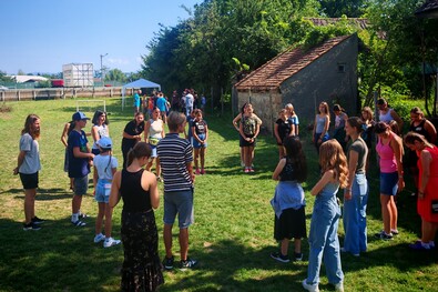 Gyerekzsivajjal telt meg az oroszfalusi templom kertje. A szerző felvétele