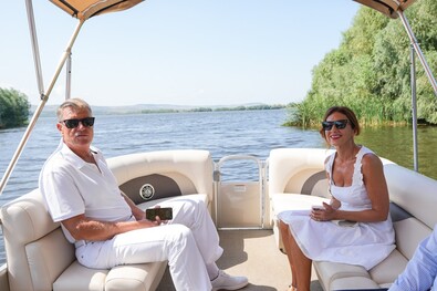 A Iohannis házaspár egy Duna-deltai kiránduláson 2023 nyarán. Fotó: Facebook / Klaus Iohannis