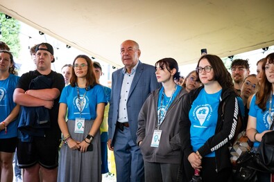 Önkéntesekkel a Bánffy-palota udvarán. Fotó: Facebook / Dr. Sulyok Tamás