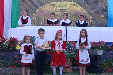 Bodosiak a baróti Szent István-nap feldíszített színpadán. A szerző felvétele