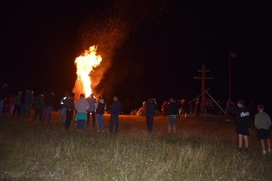  Őrtűzgyújtás és apostolikereszt-szentelés a Kézdialmás feletti Avas-tetőn augusztus 20-án. Iochom István felvétele