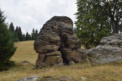 Esztelnek fölött, a Kerekbükk melletti domb csúcsán egy különös alakú, emberi arcra emlékeztető kő hívja fel magára a figyelmet. Ez az Asztagkő, a körülötte lévő kisebb öt követ a helybeliek buglyáknak nevezik. Iochom István felvétele