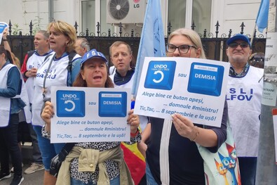 Tiltakozó tanügyisek a szaktárca előtt. Fotó: Facebook / FSLI Romania