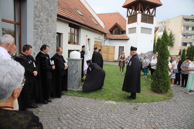 A vasárnapi istentisztelet után koszorút helyeztek el a Történelmi Vitézi Rend által tavaly állított Szent Korona-másolatnál. Albert Levente felvételei