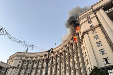 Kijevi kormányzati épületeket bombáztak az oroszok. Fotó: Facebook / Volodimir Zelenszkij