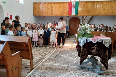 Tanévnyitó a templomban (Székelyszáldobos)