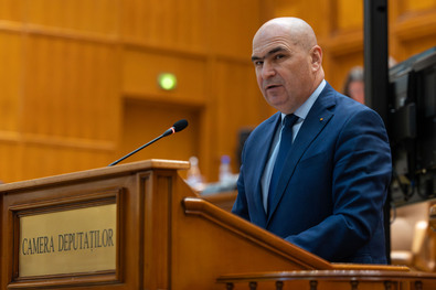 Ilie Bolojan kormányfő a második deficitcsökkentő törvénycsomagot is kormányzati felelősségvállalással fogadtatta el a parlamentben. Fotó: gov.ro