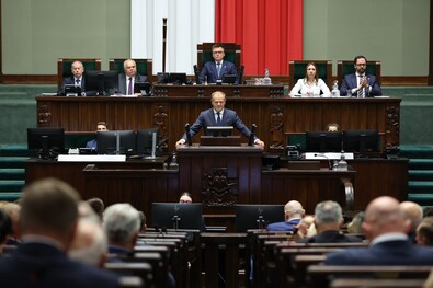 Donald Tusk a Szejmben ismertette a kormány álláspontját az Orosz Föderáció által elkövetett, példátlan lengyel légtérsértésről. Fotó: gov.pl