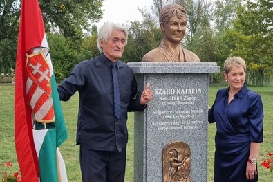 Kű Lajos és Szabó Kati a róla készült szoborral. Fotó: Facebook / Túri Török Tibor