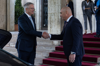 Mathias Cormannt fogadja Ilie Bolojan. Fotó: gov.ro
