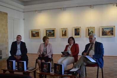 Könyv az udvarterek festőjéről