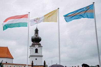 A magyar, a pápai és a székely zászló a Szent Mihály-hegyi templom temetőjében. Iochom István felvétele