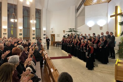 Állva tapsolták meg a jubiláló kórust. A szerző felvétele