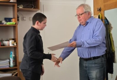 Bodó Barna átadja az ösztöndíjat Simon Bálintnak. Fotó: Plugor Sándor Művészeti Líceum