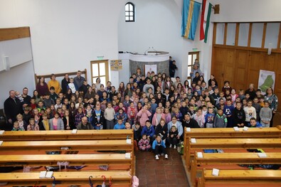 Vallásórás gyermekek a sepsiszentgyörgyi belvárosi református templomban. Fotó: Albert Levente