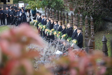 Mikós diákok az aradi vértanúk kopjafái előtt. Fotók: Albert Levente