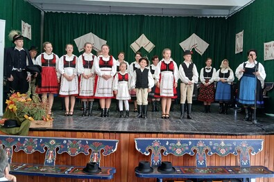 Felsőrákosiak népviseletben a vargyasi kultúrotthon színpadán. Fotók: Böjte Ferenc