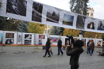 A Visor – Székelyföldi Fotófesztivál képei Sepsiszengyörgy főterén. Fotó: Albert Levente