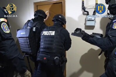 Egyszerre több helyszínen végeztek házkutatást korai órákban a hatóságok. Képernyőfelvétel: diicot.ro
