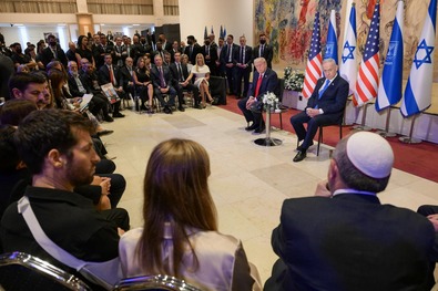 Trump és Netanjahu a kneszetben találkoztak az elhurcoltak családjaival, az elraboltakkal, sebesültekkel. Fotó: Facebook / Benjamin Netanjahu