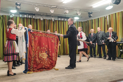 Új szalag a pákéi Református Dalkör zászlaján. Fotó: Bodor János