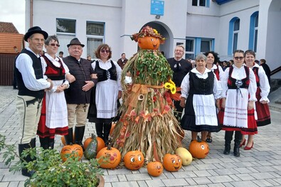 Ünneplő vargyasiak a hétvégi Bardócszék népviseletben találkozón. Fotó: Böjte Ferenc