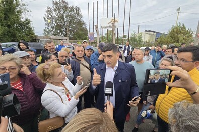 George Simion a vajdahunyadi kohászok között. Fotó: Facebook / Alianța pentru Unirea Românilor – AUR