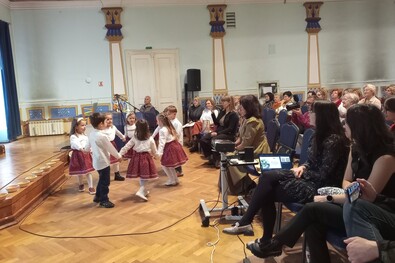 A Csipike Napközi Otthon Napraforgó csoportjának körjátéka. A szerző felvétele