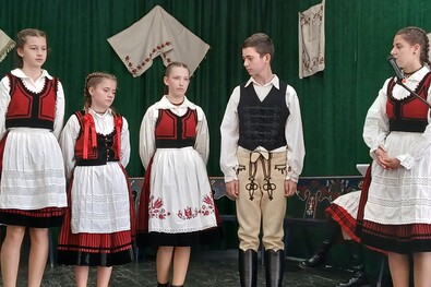 Bardoci fiatalok a Vargyason tartott Bardócszék népviseletben találkozón. Fotó: Böjte Ferenc