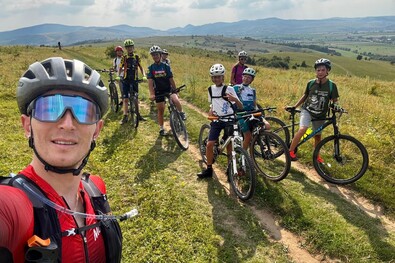 Simon Szilárd (balról) a csapat egy részével az erdővidéki bringás vándortáborban. Fotó: Facebook / Székelyek a magasban