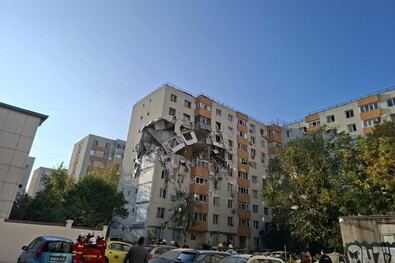 Két emeletet teljesen kiharapott a tömbházból a robbanás. Fotó: Facebook / ISU București-Ilfov