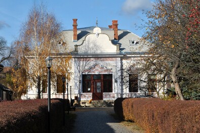 A könyvtár épületét világítják meg. A szerző felvétele