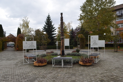 Új helyszínen, a kézdivásárhelyi Millennium Parkban a Hírességek csarnoka. Iochom István felvétele