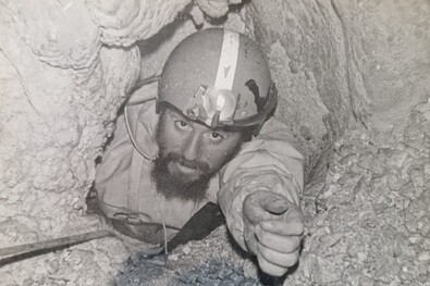 Mészkőgerinc alatt, a mélyben (Dénes István geológus, barlangkutató emlékére)