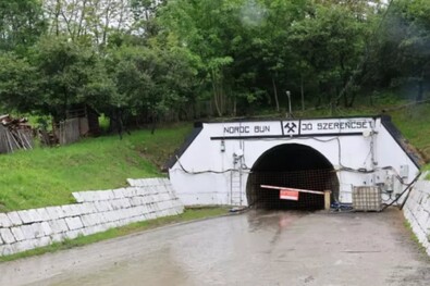 Az elárasztott sóbánya lezárt bejárata. Fotók: Facebook / Salrom-SNS SA