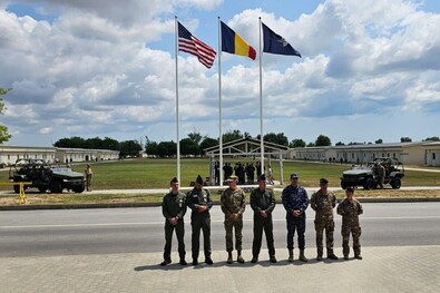 Amerikai, román és NATO-zászló a légi támaszponton. Csökken a létszám, de az együttműködés folytatódik. Fotó: Facebook / Baza 57 Aeriană „Căpitan Aviator Constantin Cantacuzino”