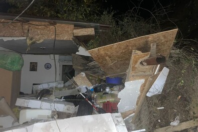 Összetört egy házat a földcsuszamlás. Fotó: Tulcea megyei katasztrófavédelmi felügyelőség