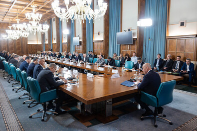 A háromoldalú egyeztető tanács ülése. Fotó: gov.ro