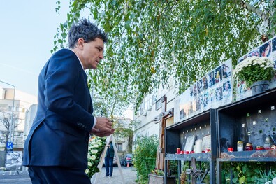 Nicușor Dan koszorúzott és gyertyát is gyújtott a Colectiv-emlékhelyen. Fotó: presidency.ro