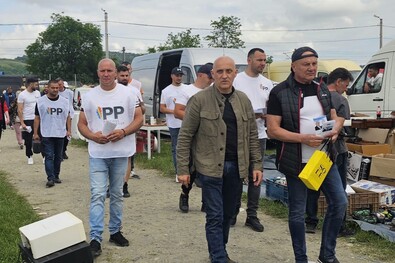 Horațiu Potra kampányban. A zsoldosvezért tavaly beválasztották a szászmedgyesi tanácsba. Fotó: Facebook / Horatiu Potra Primarie