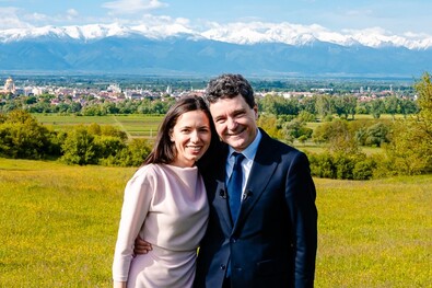 Nicușor Dan és élettársa, Mirabela Grădinaru Fogarason, az államfő szülővárosában. Fotó: Facebook / Nicușor Dan
