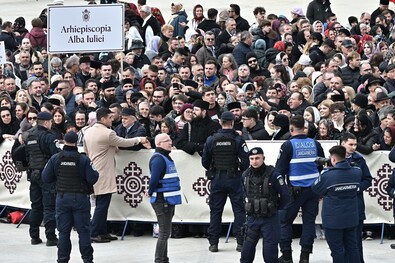 George Simion a bukaresti Nemzeti Székesegyház felszentelésén a csendőrök közül üdvözölte a híveket. Fotó: Facebook / George Simion