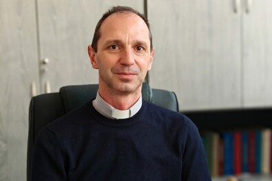 Bemutatjuk Gelence új plébánosát (Szecsete Zoltán: az ősöknek volt egy életritmusuk)