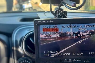 180-as sebességet mutat a radarkészülék. Fotó: Kovászna megyei rendőrség