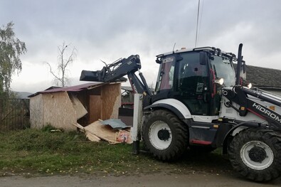 Egy lakóháznak is megfelelő félkész épületet is lebontottak. Fotó: Sepsiszentgyörgyi Helyi Rendőrség