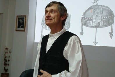 Németh Zsolt szerint újra kellene írni a Szent Korona történetét. A szerző felvétele