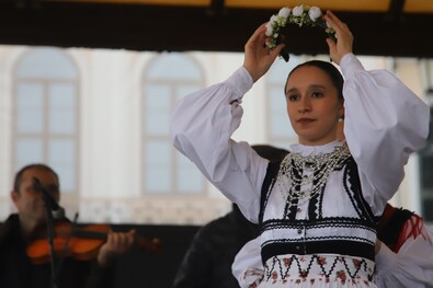 A táncos, a zenész és a virágkoszorú. Fotó: Albert Levente