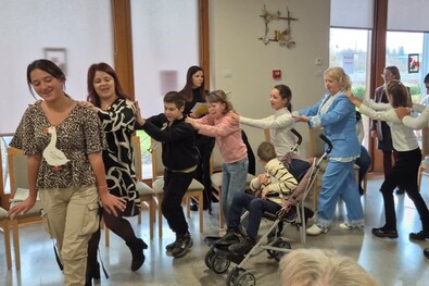 Gyermekzsivaj az idősotthonban (Diakónia Keresztyén Alapítvány)